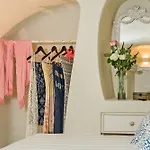 Luna Santorini Suites