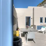 Luna Santorini Suites