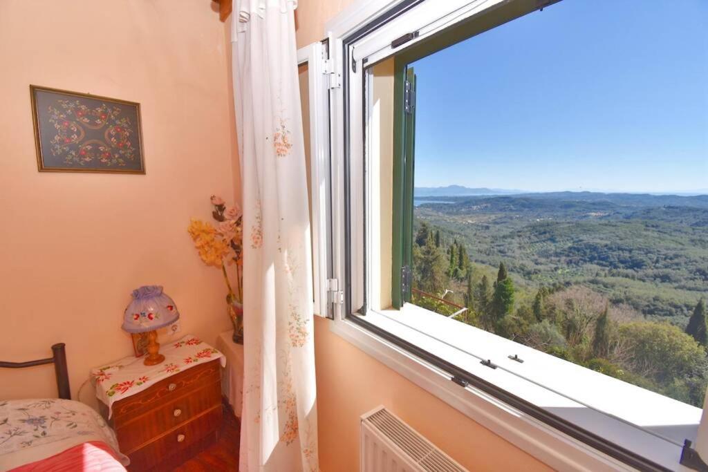 Traditional House With Amazing View Apartment Chlomos