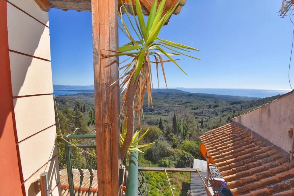 Traditional House With Amazing View Apartment Chlomos