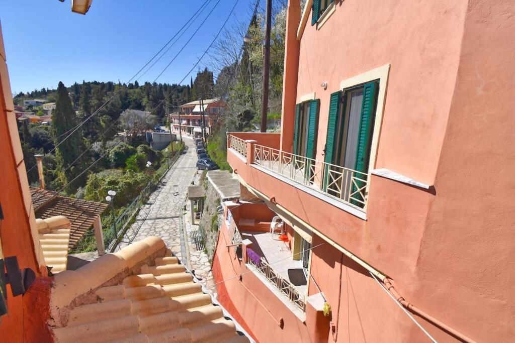 Traditional House With Amazing View Apartment Chlomos