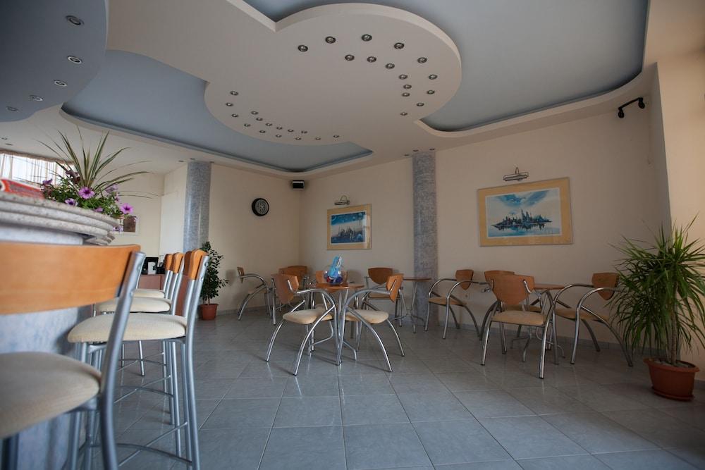 Cosmi Apts By Estia 3*