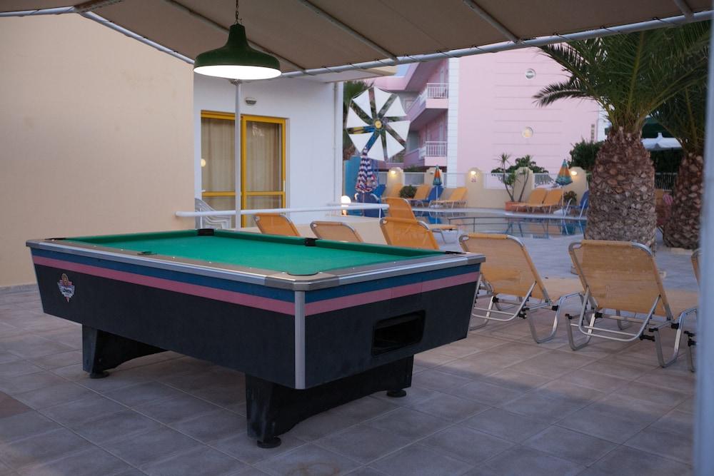 Aparthotel Cosmi Apts By Estia 3*
