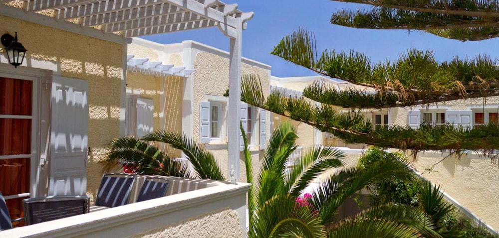 Dolphins Aparthotel 3*