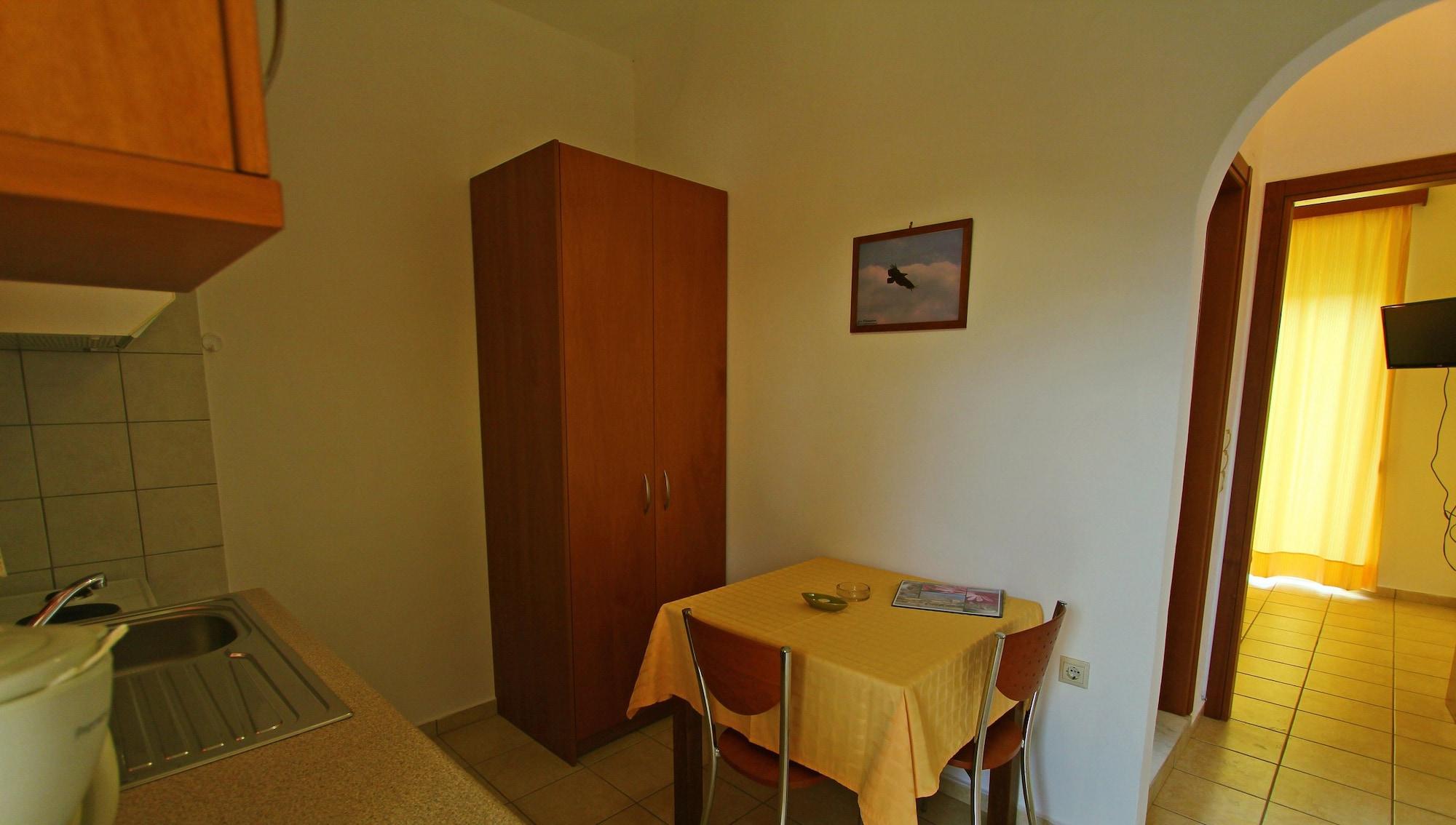 Monachus Monachus Apartment *