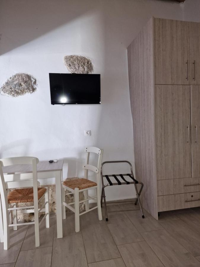 Hotel John Akroyiali 3*