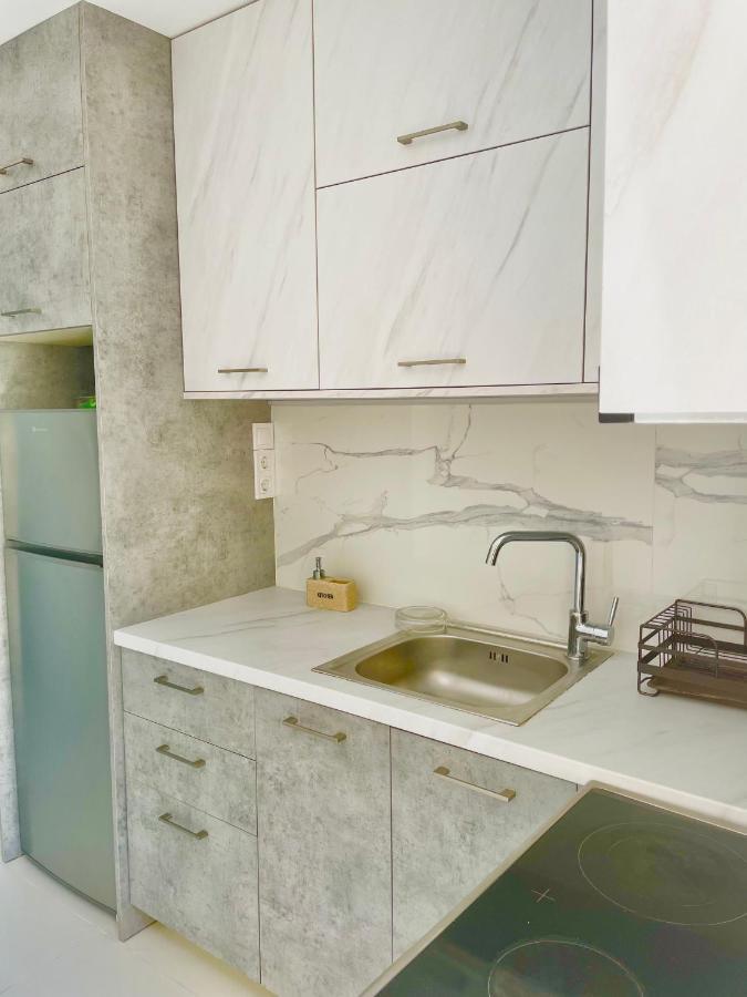 Haris White Apartment Roussospition