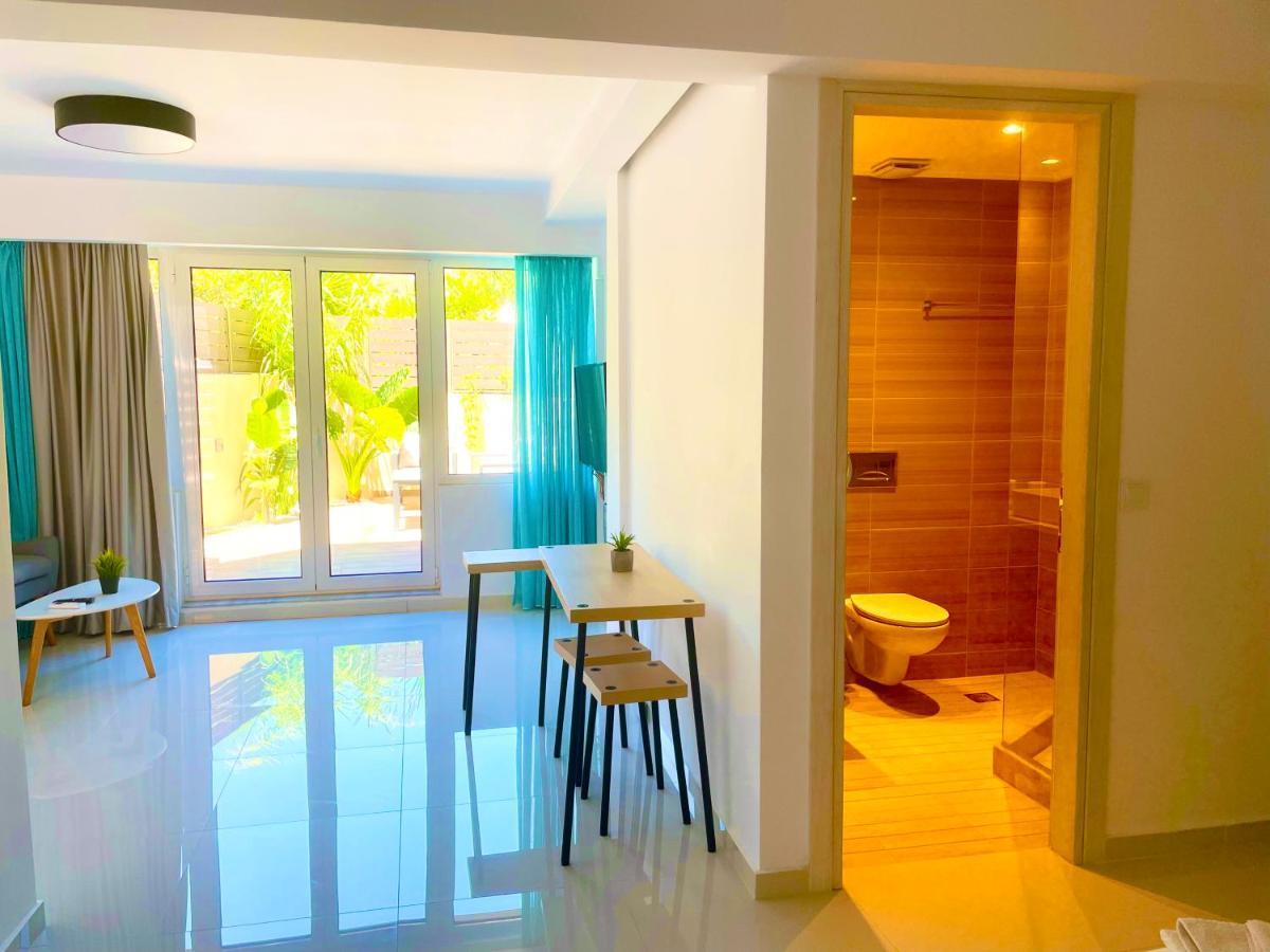 Haris White Apartment *