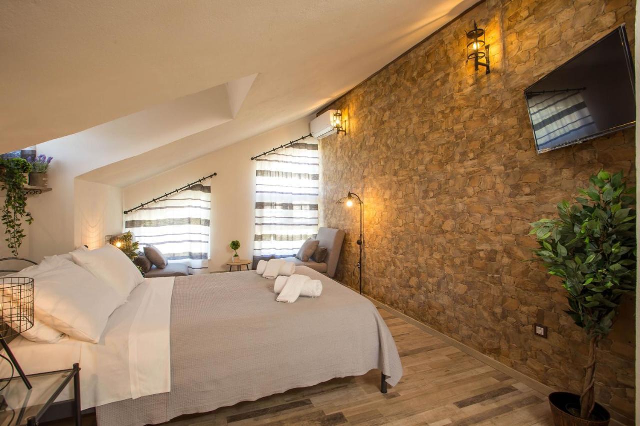 Athina's With Heated Pool Villa *