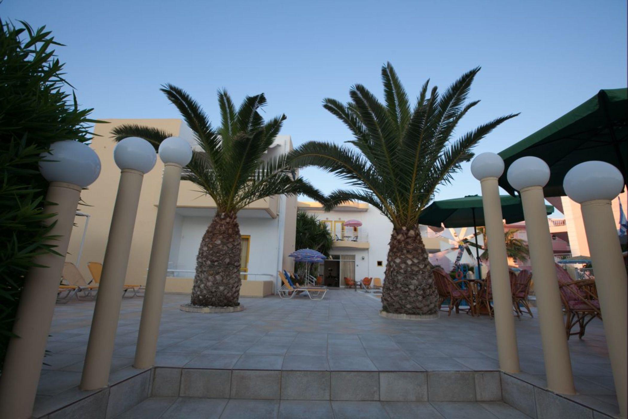Aparthotel Cosmi Apts By Estia 3*