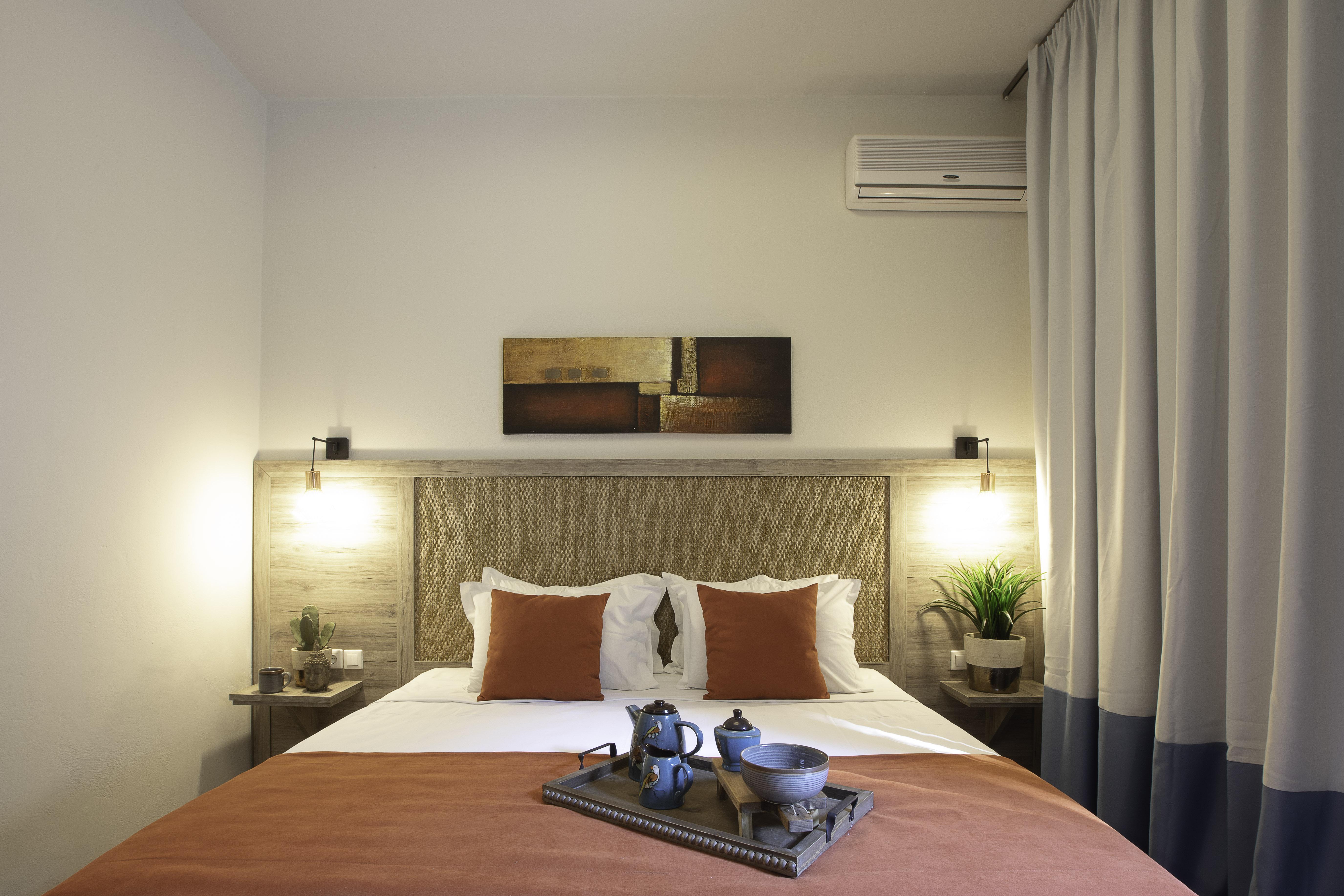 Avaton Hotel, Philian &
