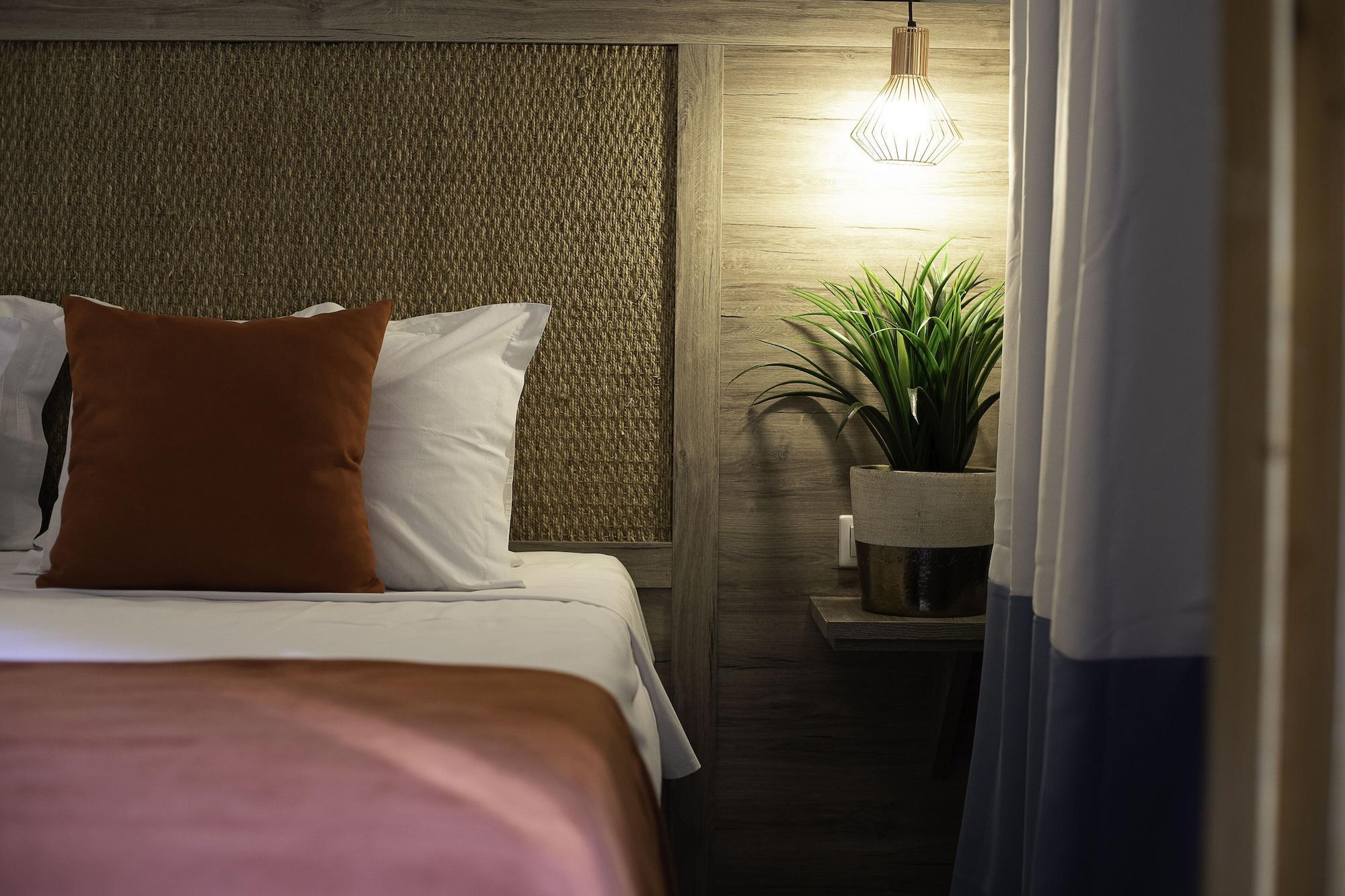 Avaton Hotel, Philian &