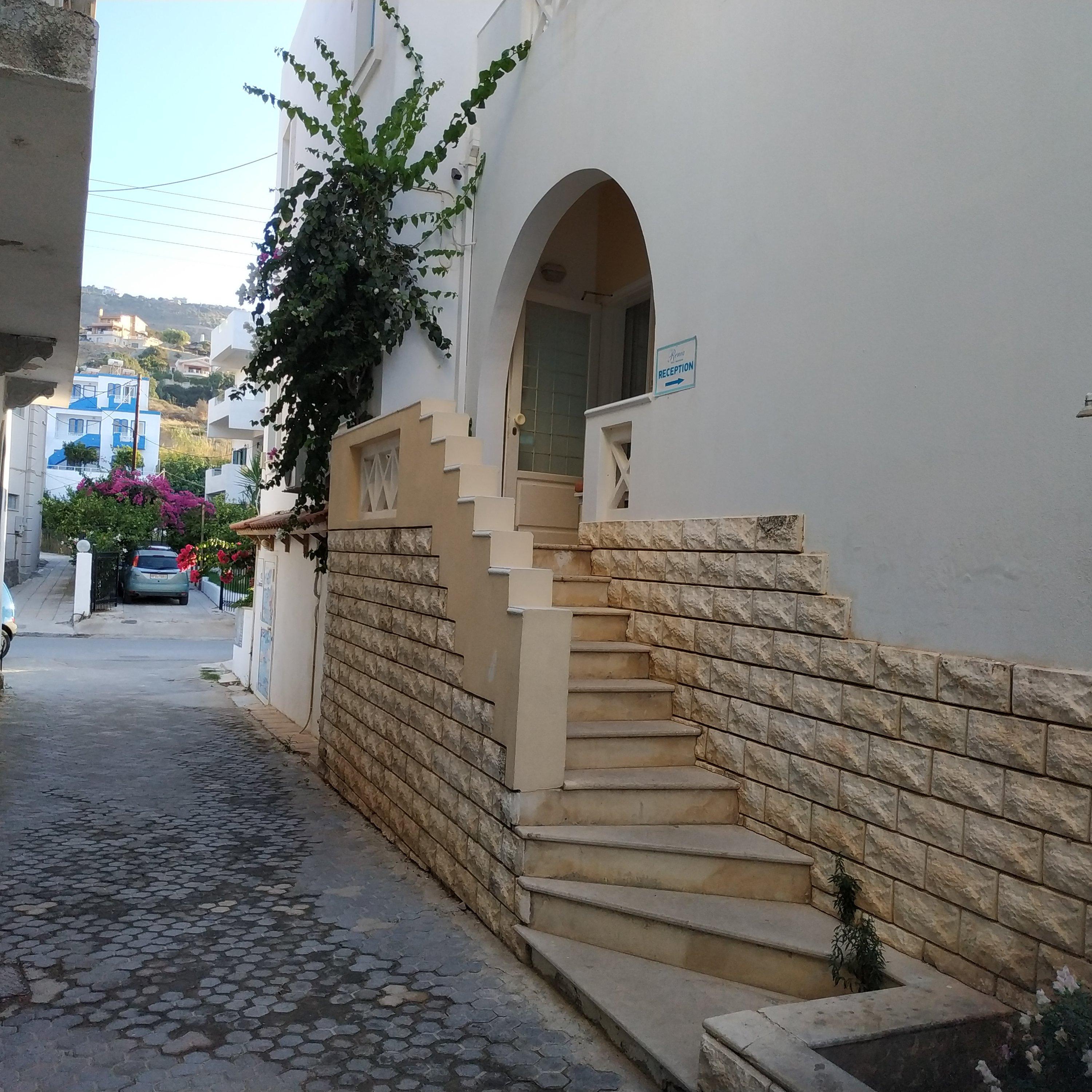 Renia Aparthotel 3*