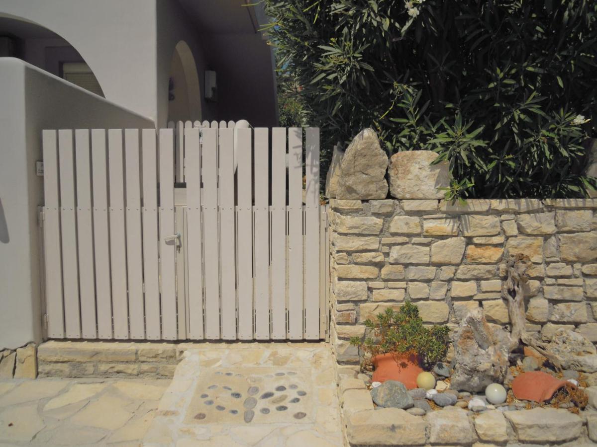 Petaloudes Apartment *