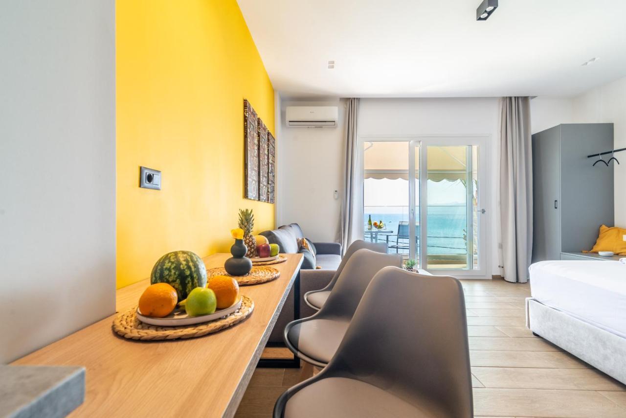 Luxury Seaside Apartment *