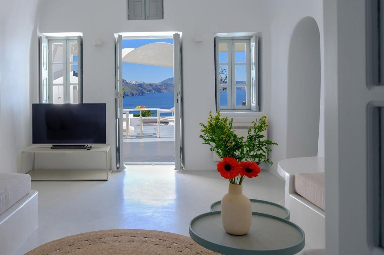 Lcv Lathouri Cave With Heated Plunge Pool Oia (Santorini)