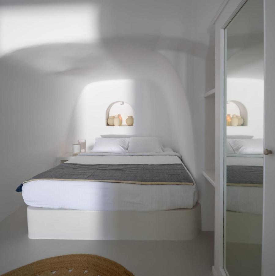 Lcv Lathouri Cave With Heated Plunge Pool Oia (Santorini)
