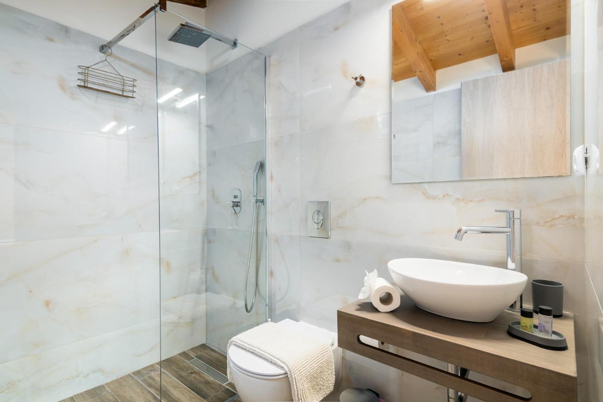 Windrose - Shared Pool Apartment Ipsos