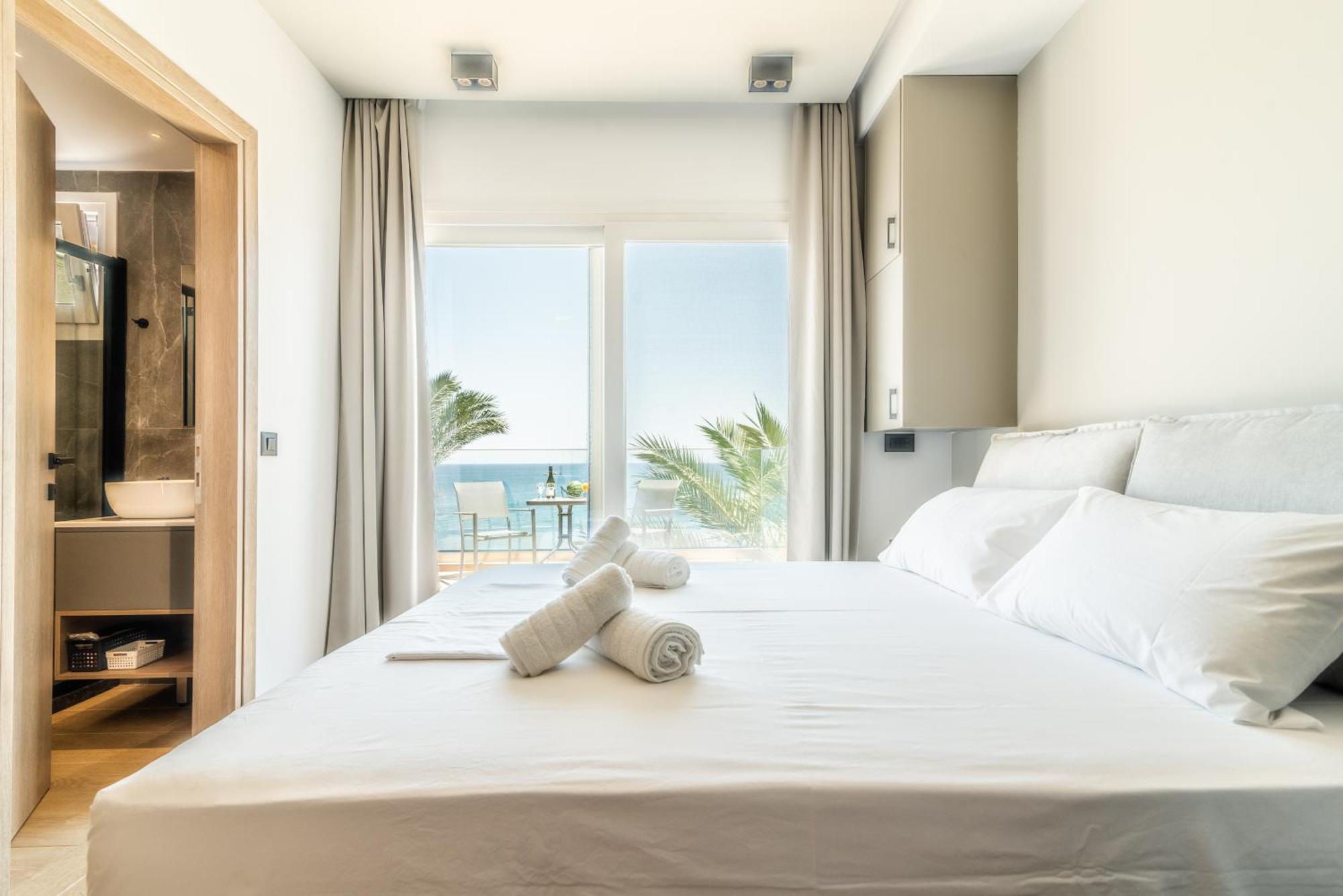 Luxury Seaside Apartment *