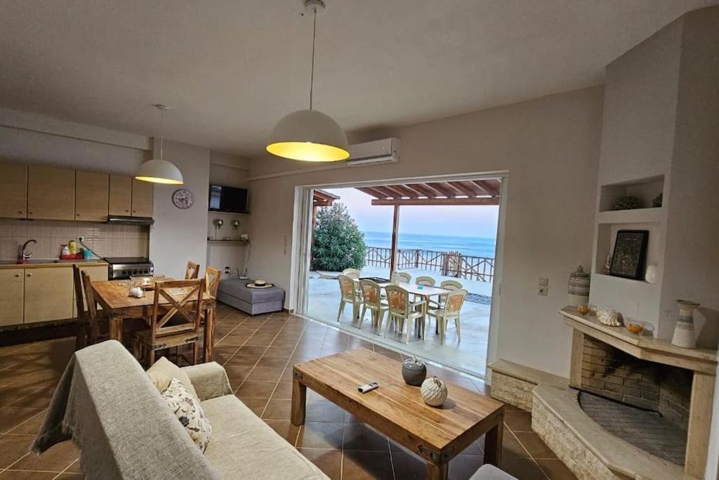Amazing Seafront House With Private Beach *