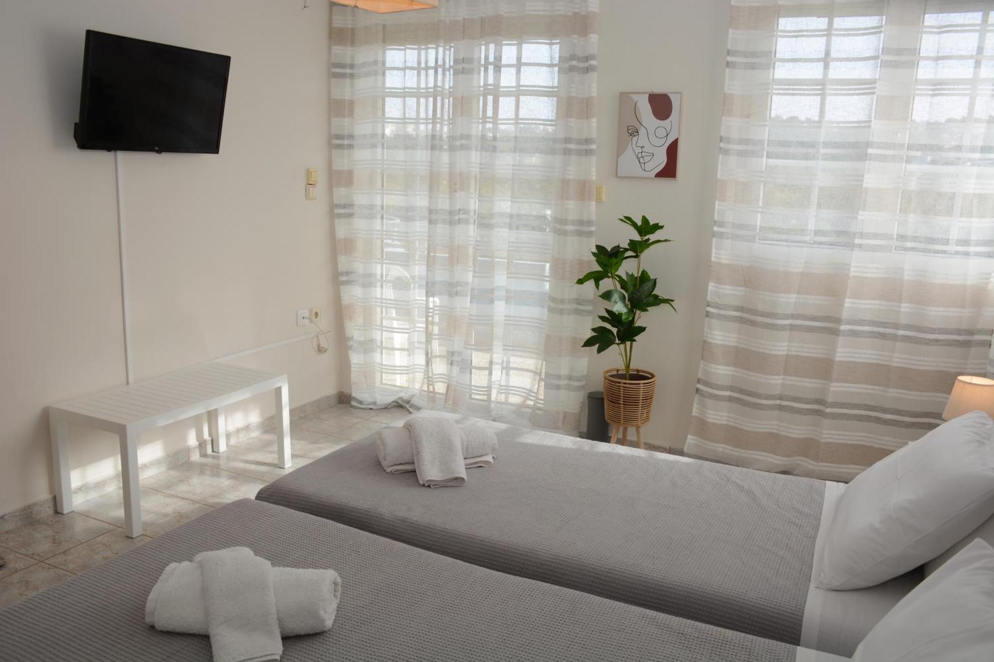 Athina's With Heated Pool Villa *