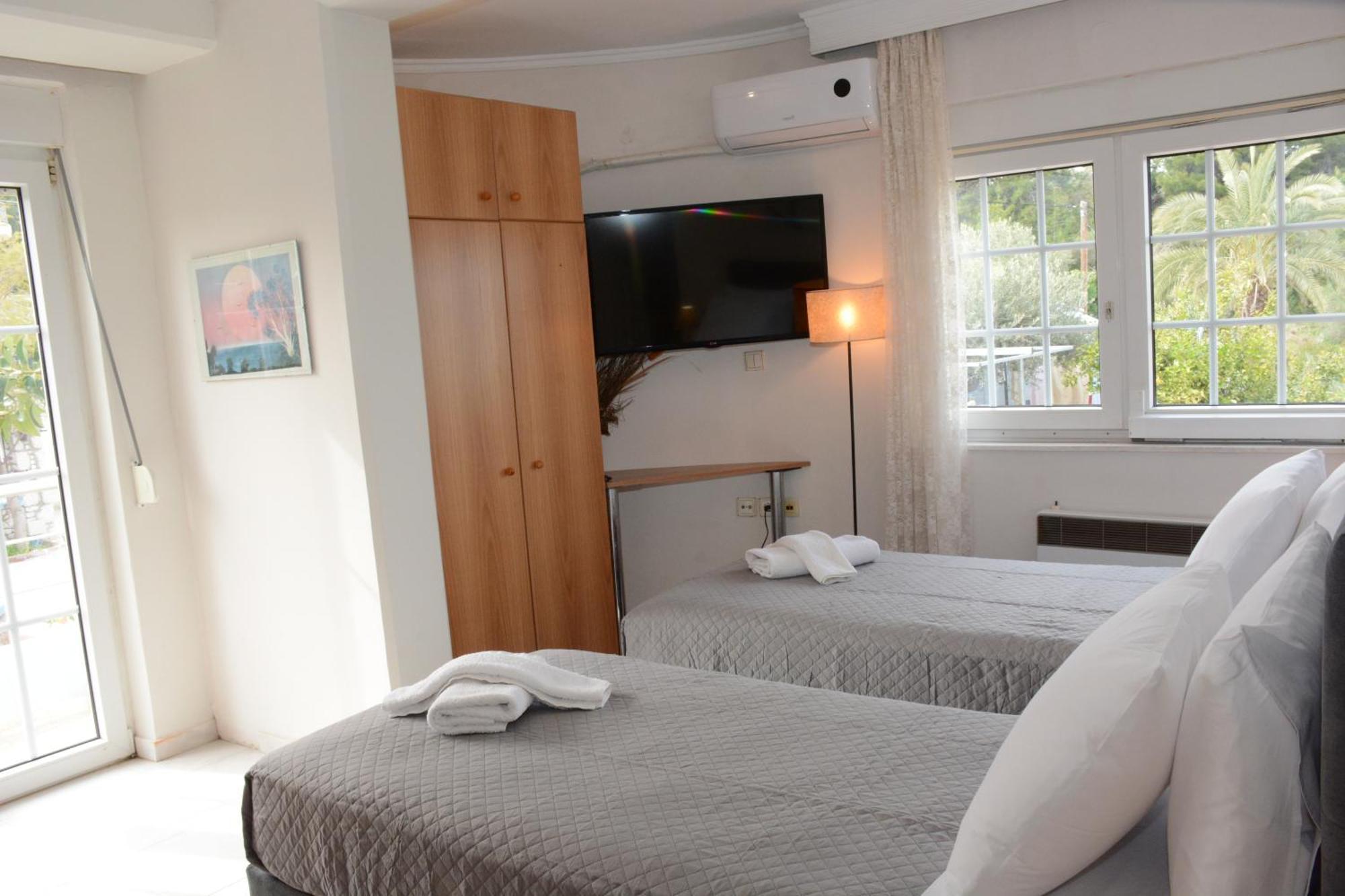Athina's With Heated Pool Villa *