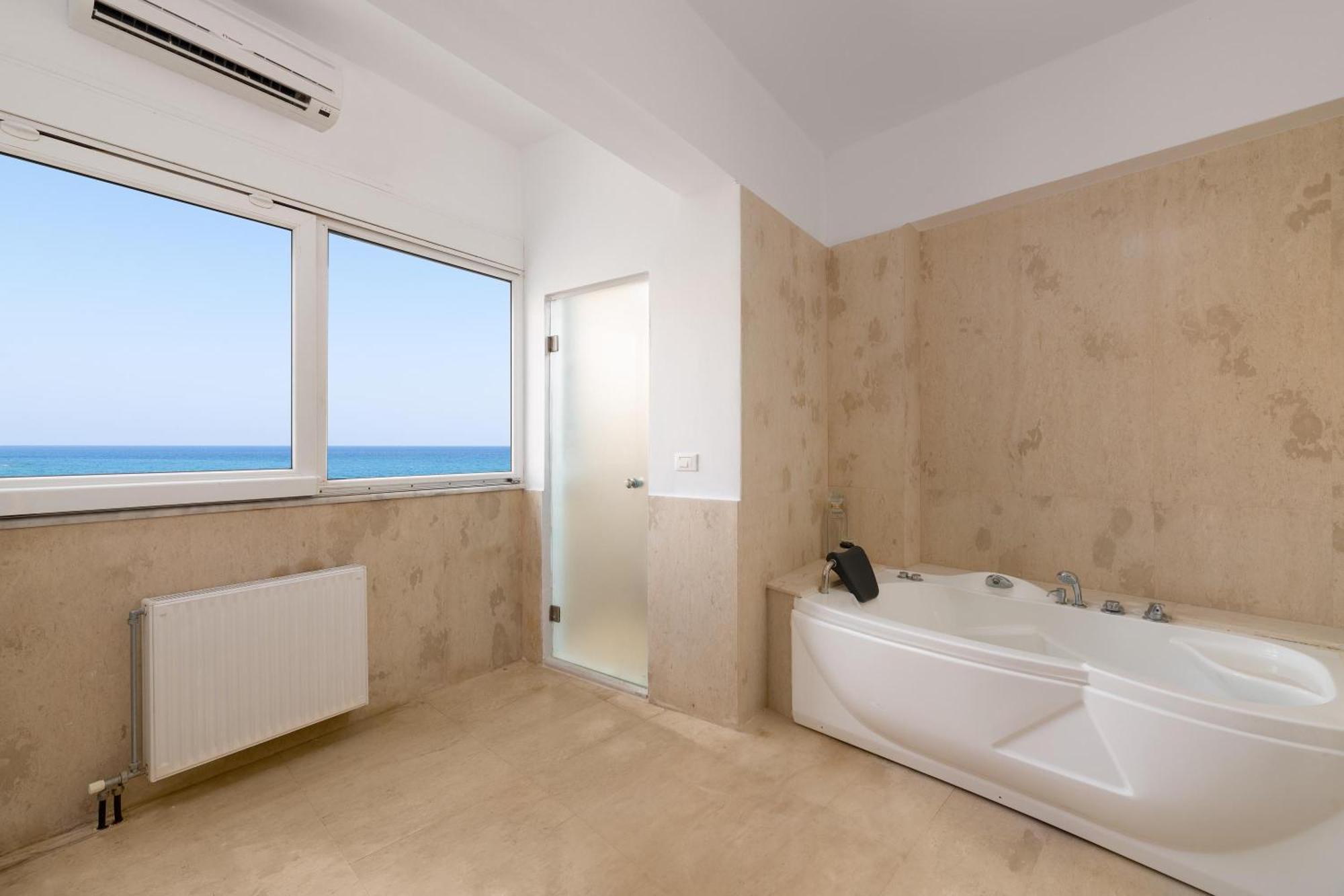 Hamilton Sea Front Villa *