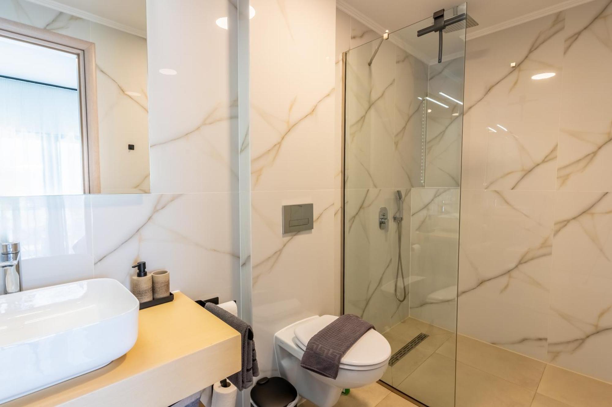 Selena Front Loft - With Private Pool & Garden *