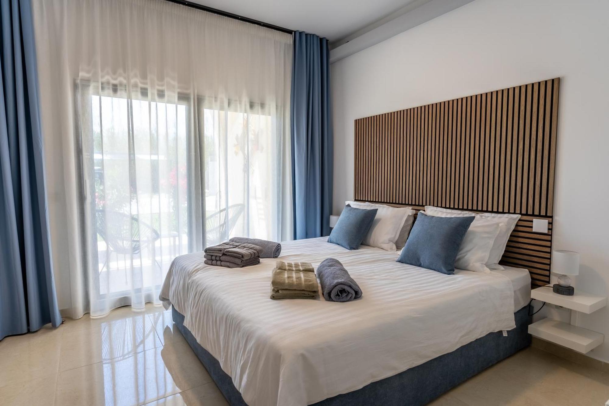 Selena Front Loft - With Private Pool & Garden