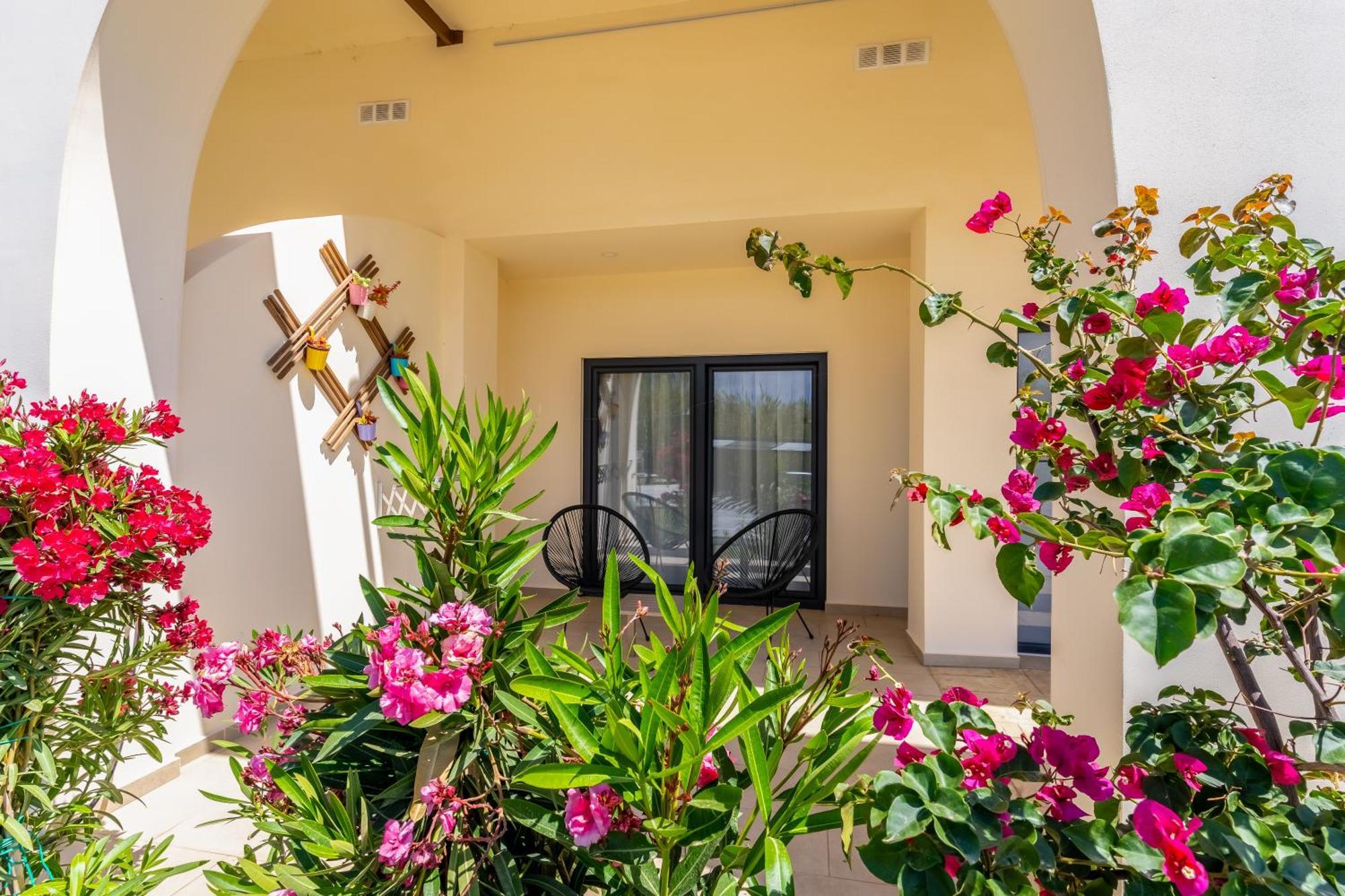 Villa Selena Front Loft - With Private Pool & Garden