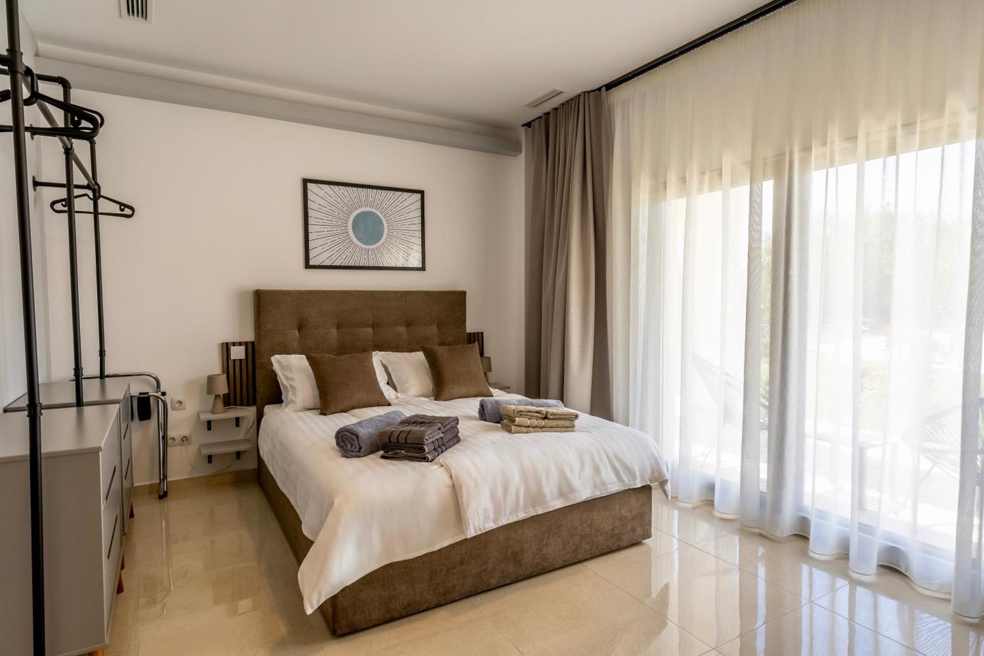 Villa Selena Front Loft - With Private Pool & Garden *