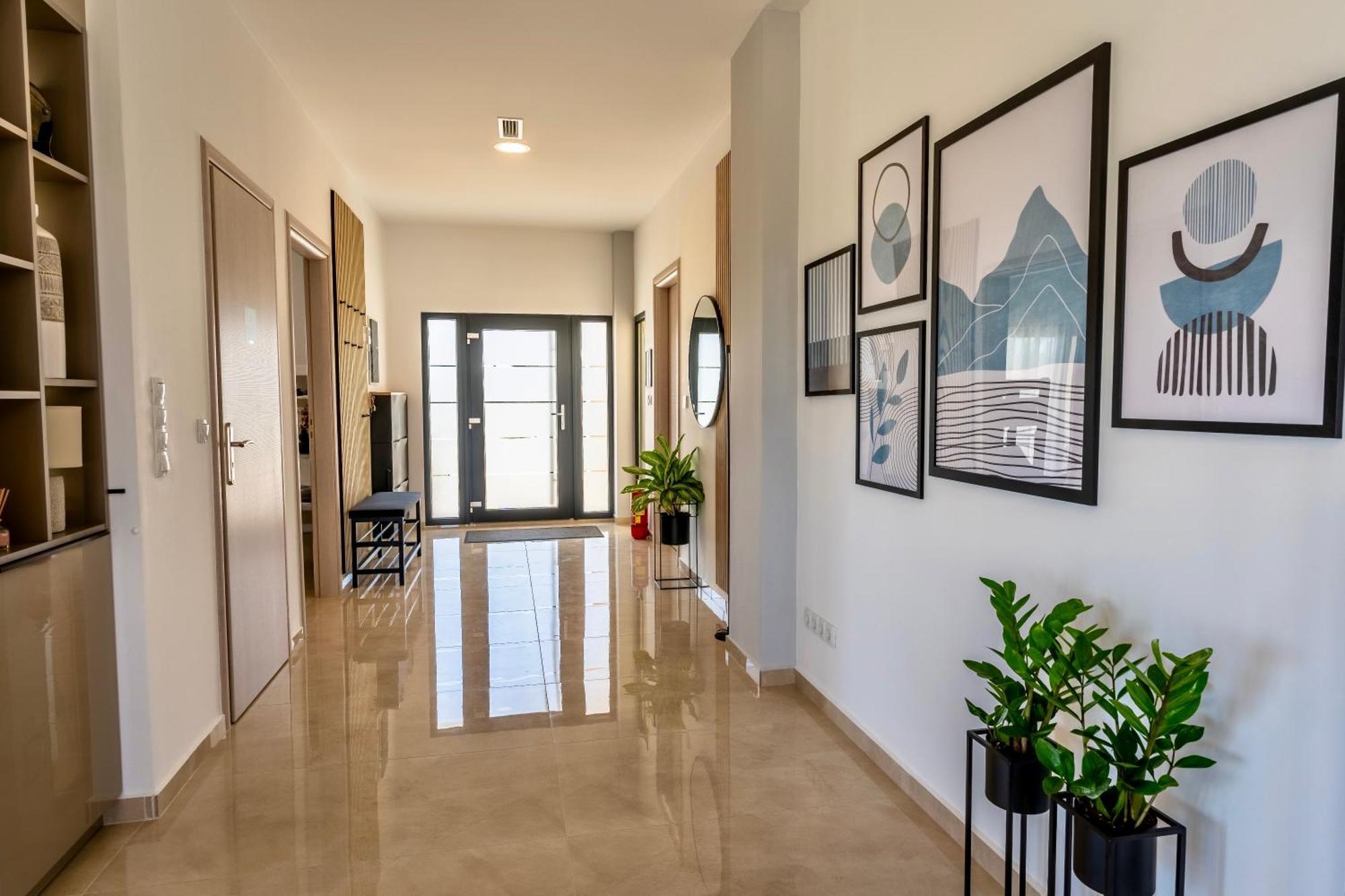 Selena Front Loft - With Private Pool & Garden