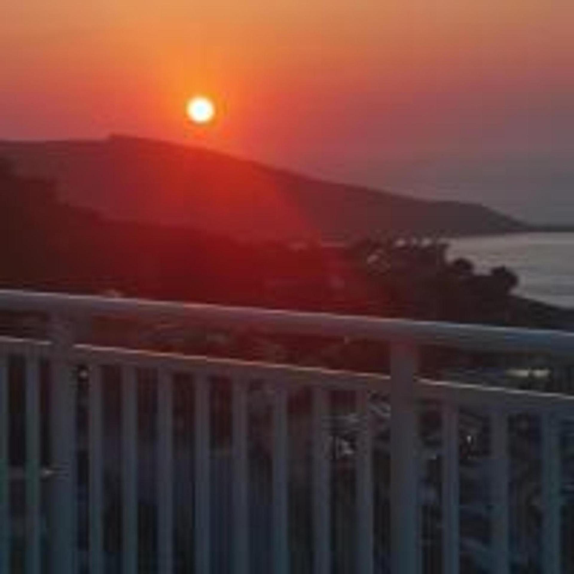 With 180 Degree Sea View - Sleeps 2-6 *