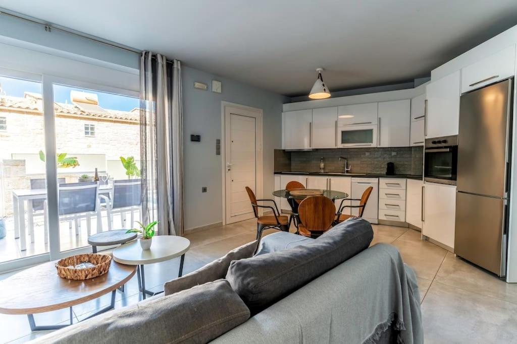 Holiday home Zefyros , Seafront Retreat ! *