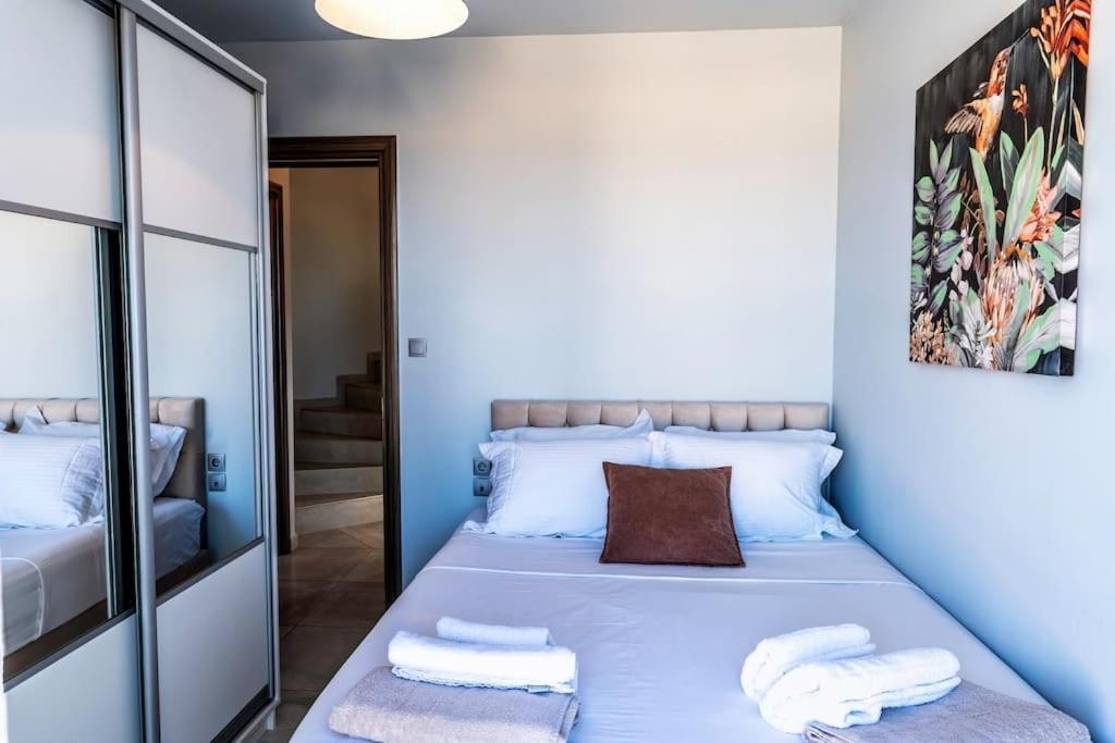 Holiday home Zefyros , Seafront Retreat !