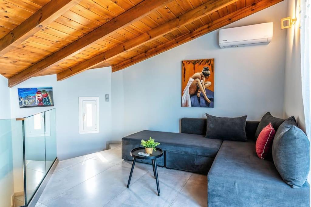 Holiday home Zefyros , Seafront Retreat ! *