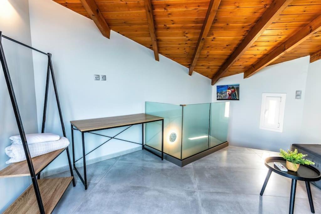 Zefyros , Seafront Retreat !