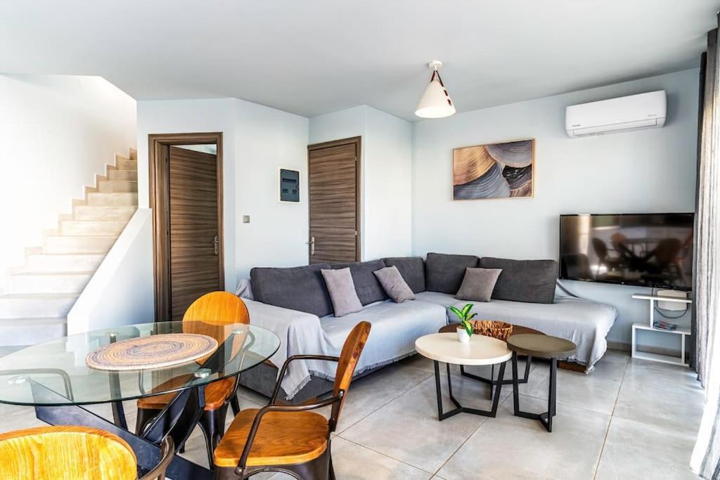 Holiday home Zefyros , Seafront Retreat !