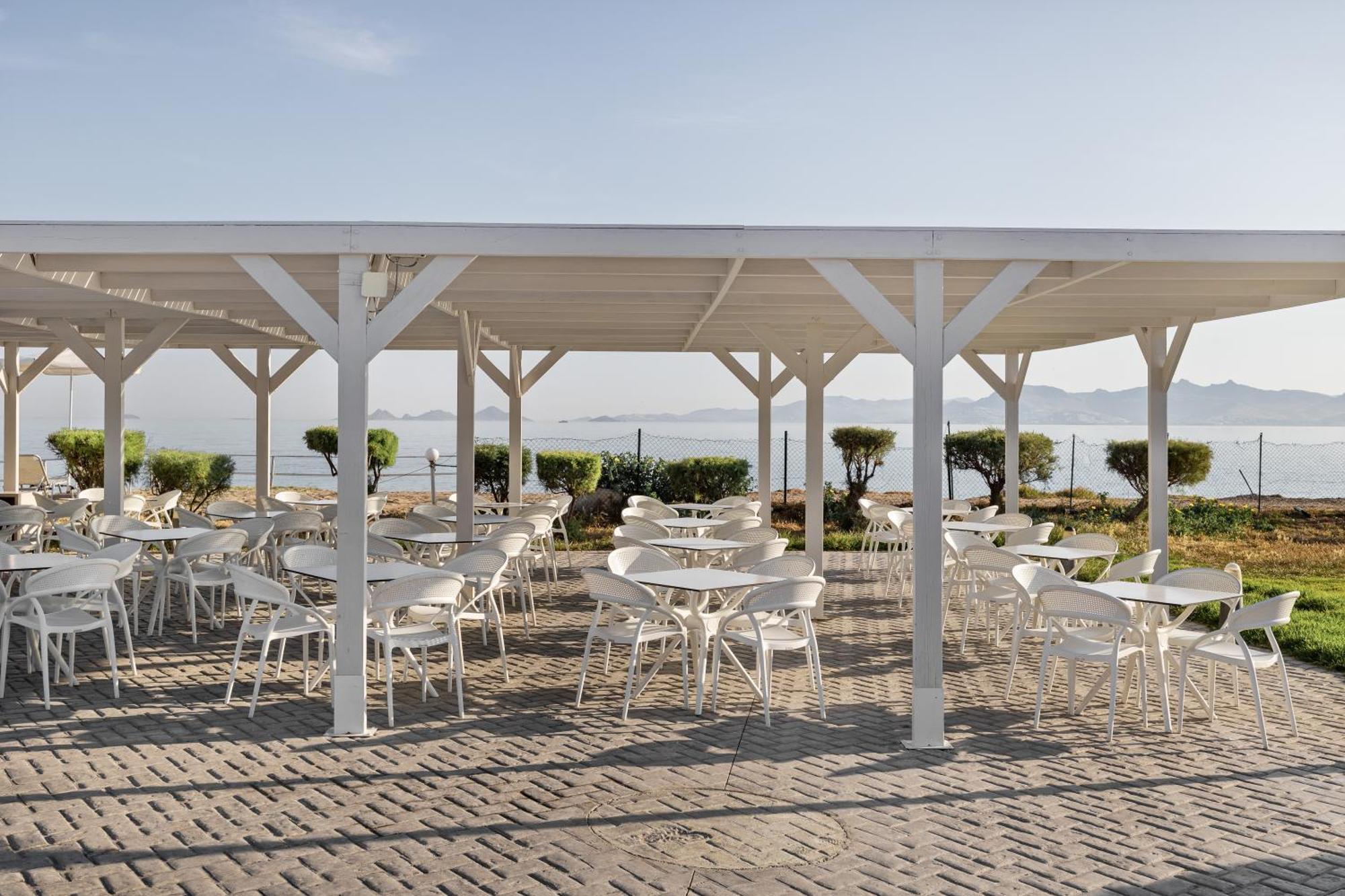 White Olive Marine Aquapark Hotel 4*