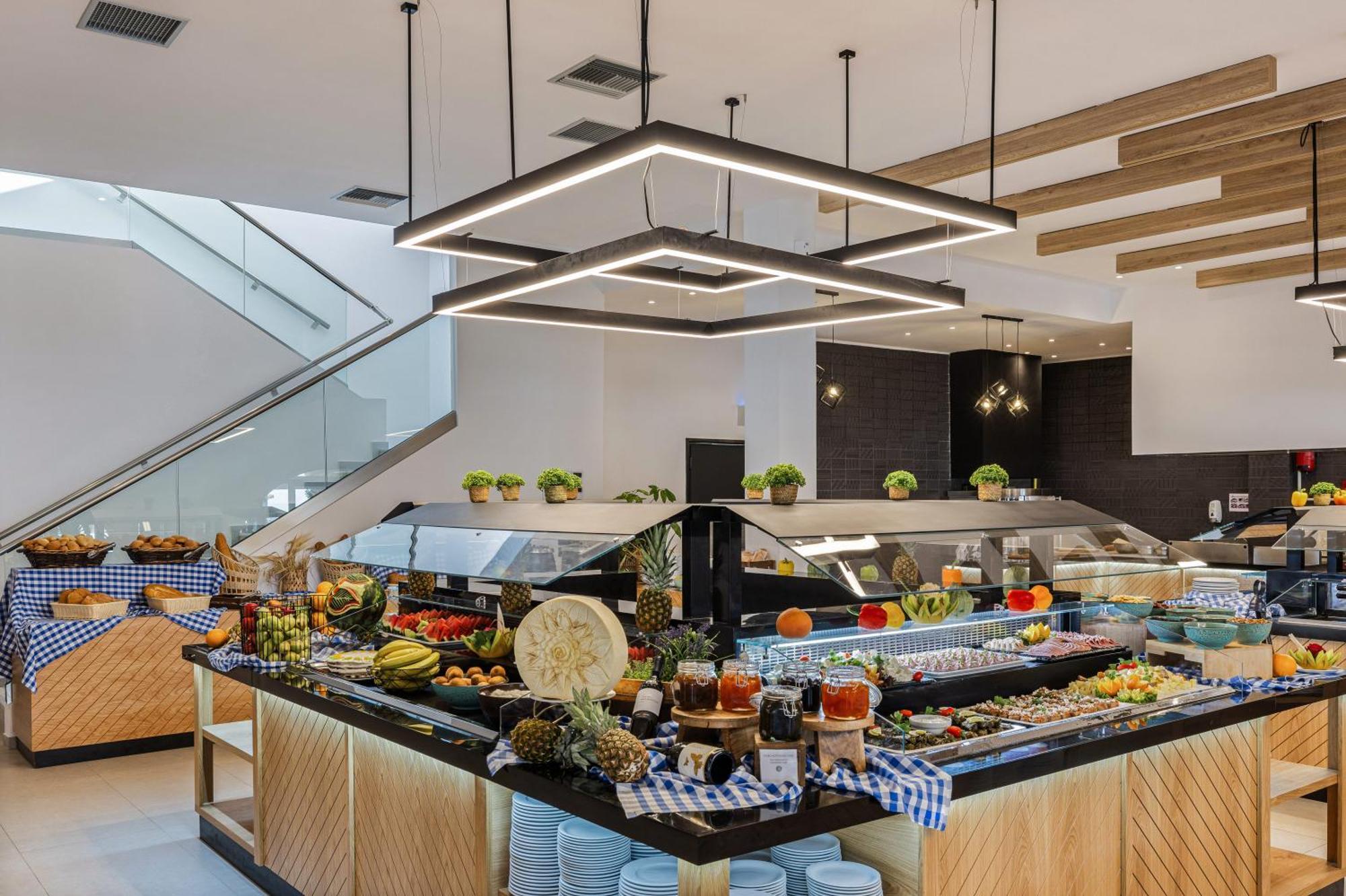 White Olive Marine Aquapark Hotel 4*