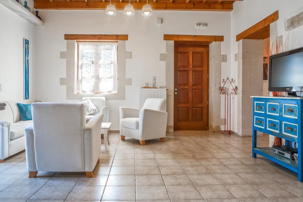 Villa Arodamos With A Pool, Children's Games, And Bbq, Perfect For 23 People! Skouloufia