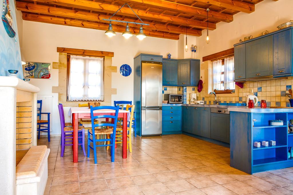 Villa Arodamos With A Pool, Children's Games, And Bbq, Perfect For 23 People! Skouloufia