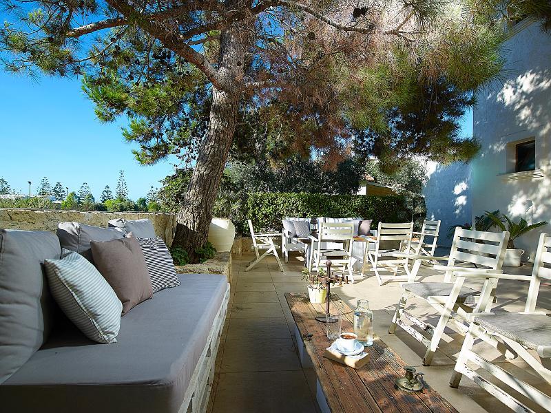 Irida Hotel
