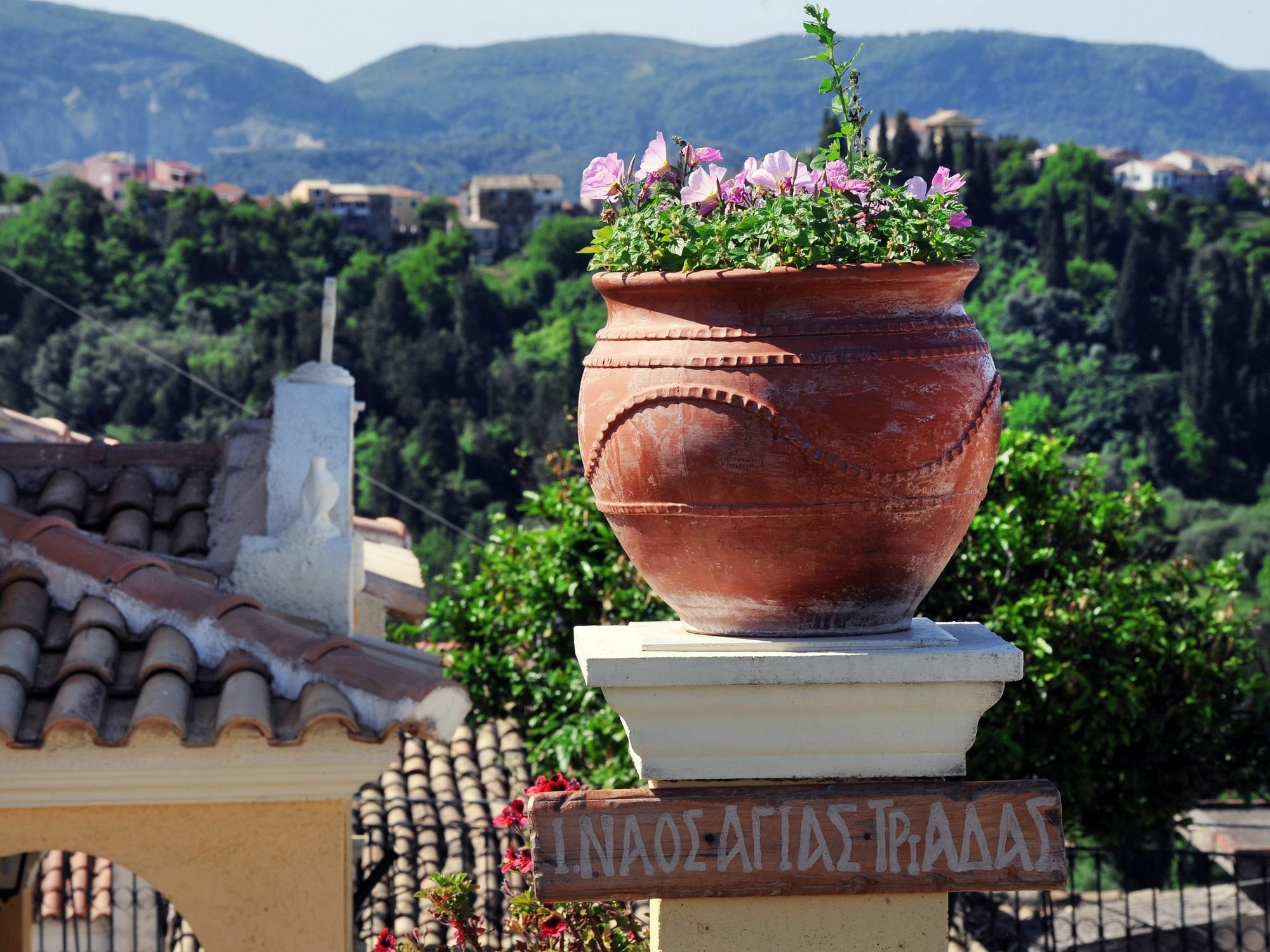 Hotel Traditional On The Hillside Of Antiperni *