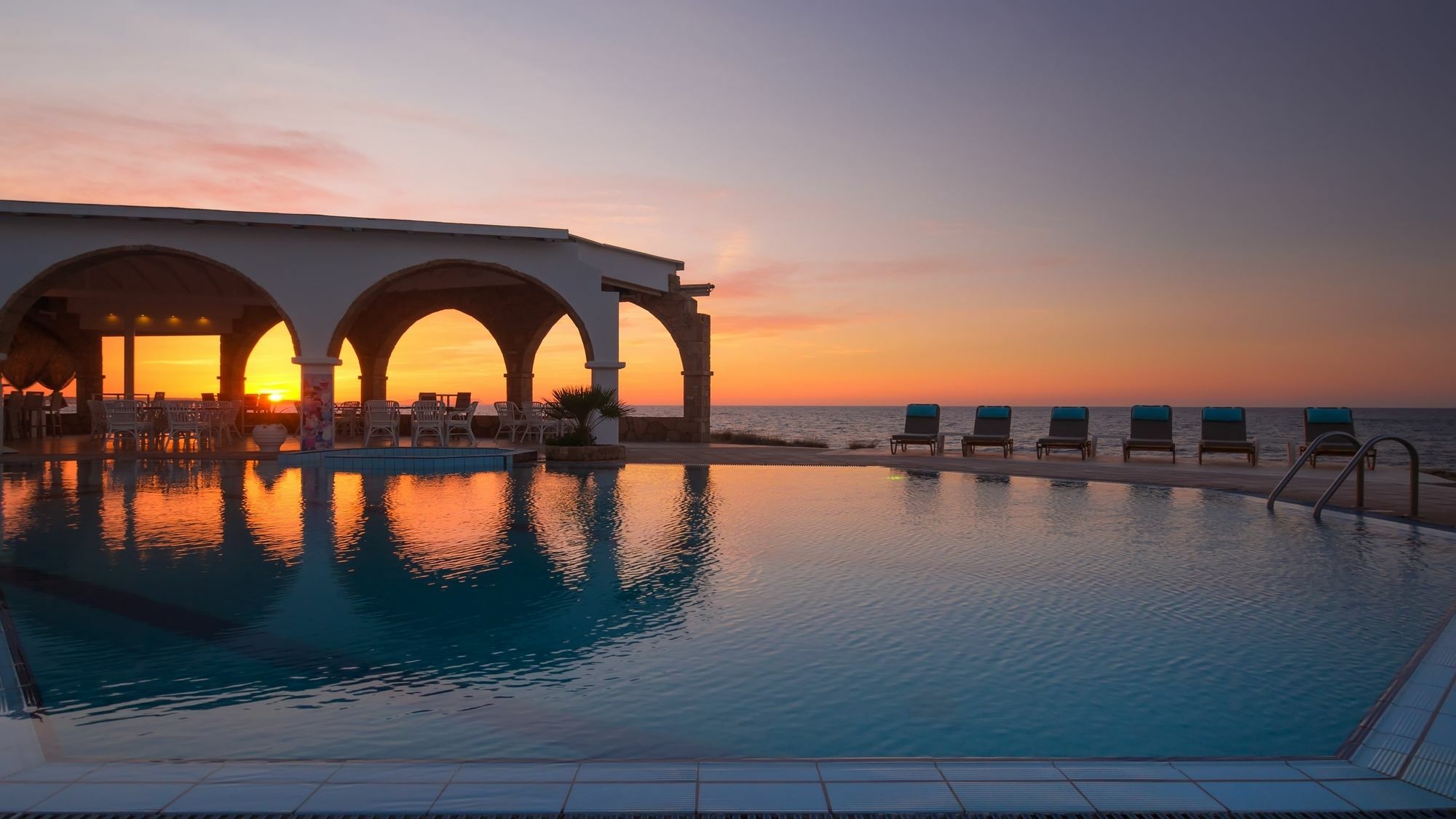 Pyrgos Aparthotel