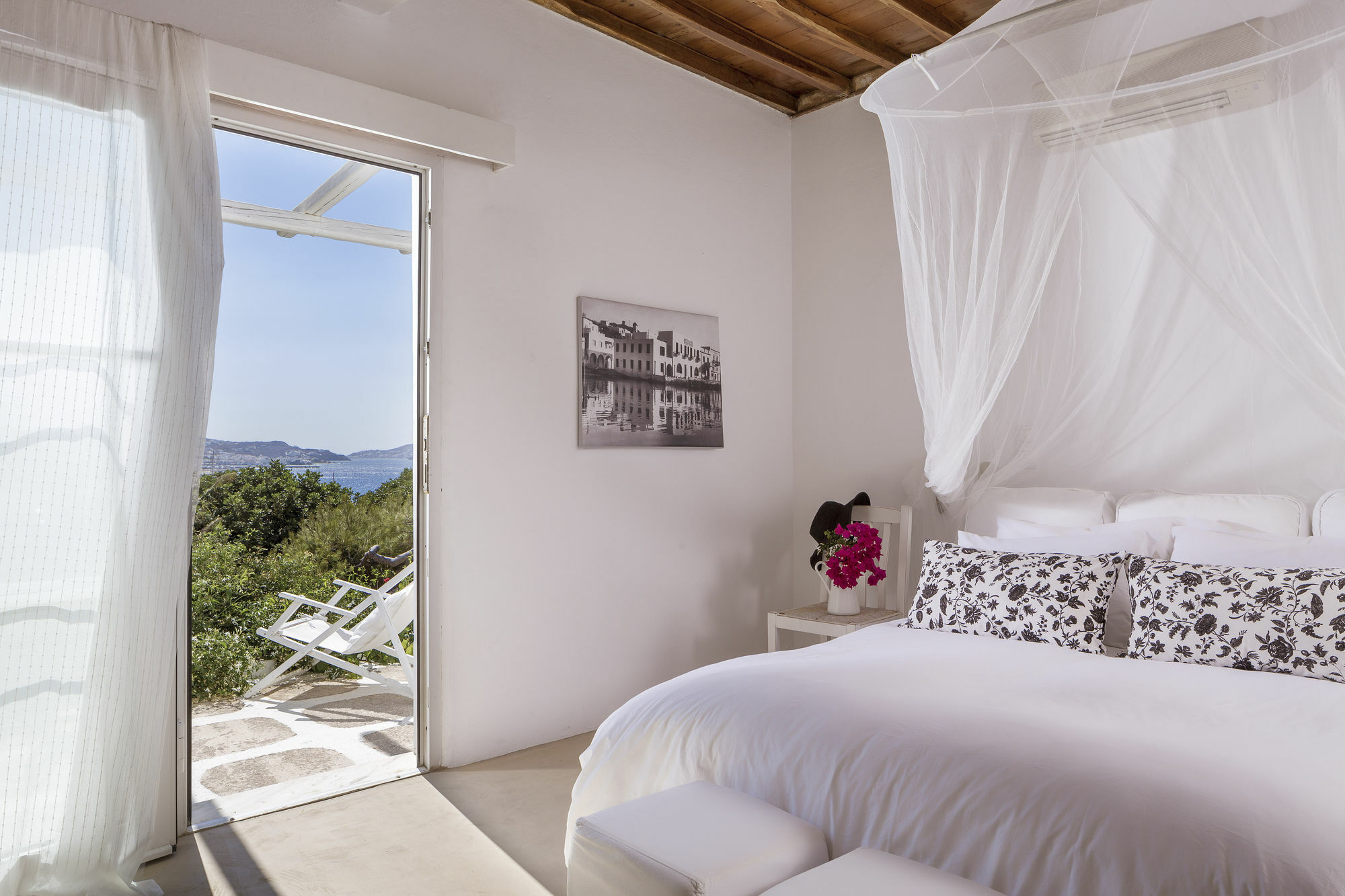Rhenia Hotel Tourlos