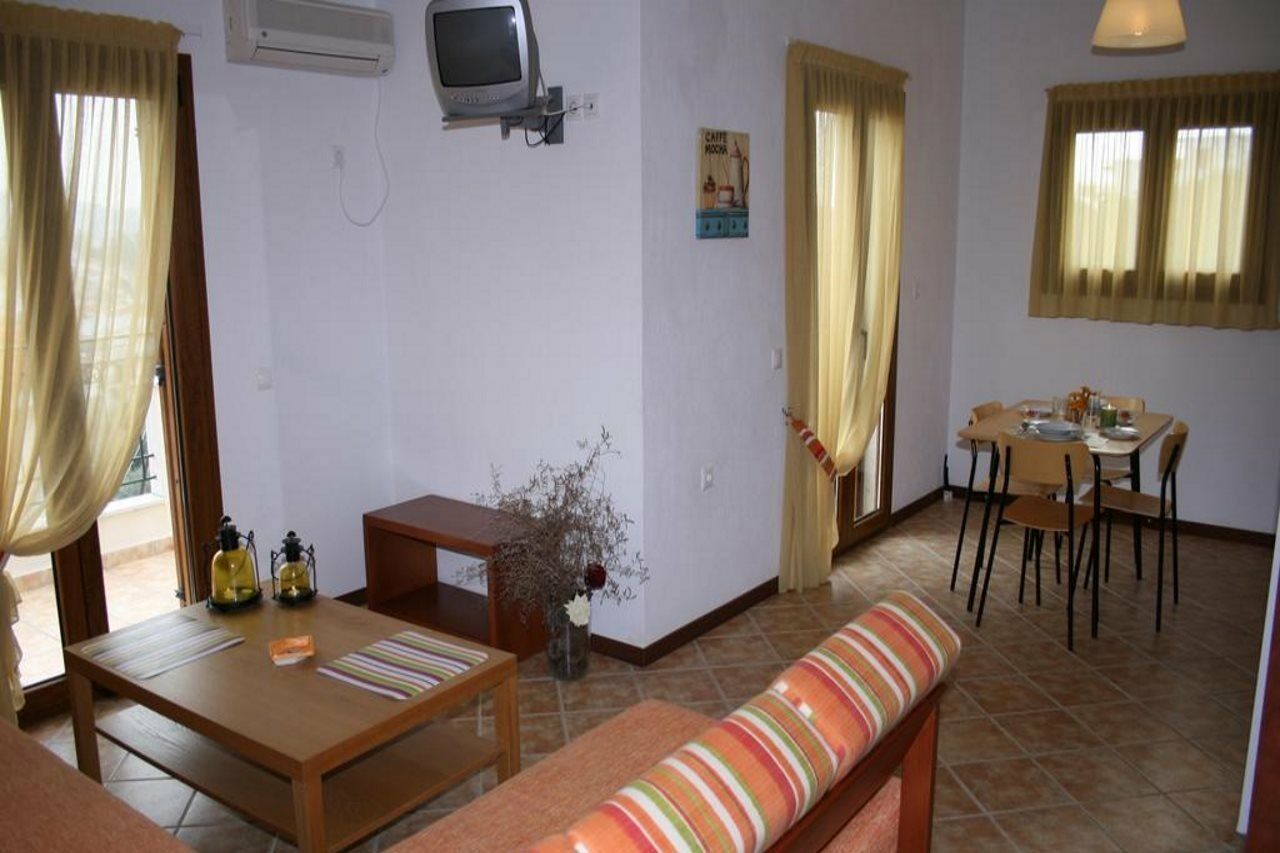 Eye Q Seaview Aparthotel Skiathos Town