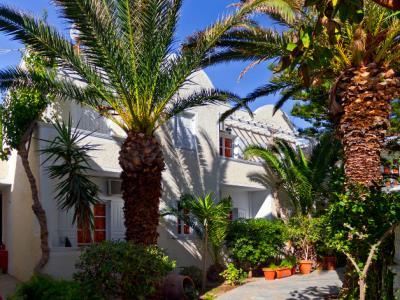 Dolphins Aparthotel 3*