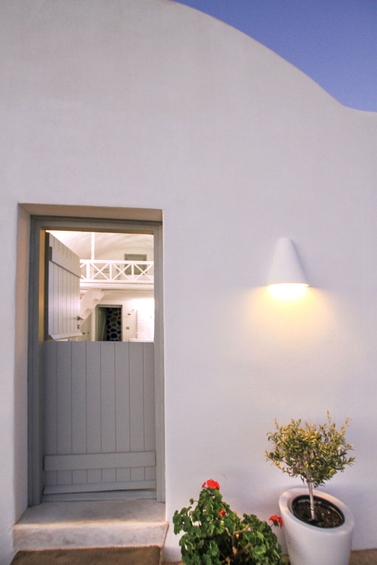 Shades Of White Apartment *