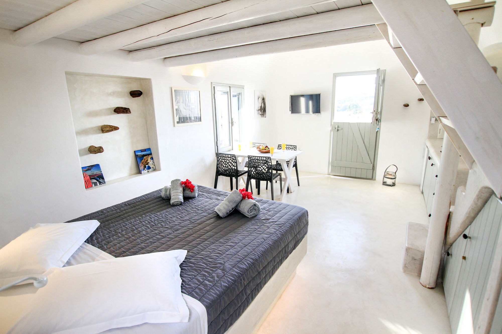 Shades Of White Apartment *